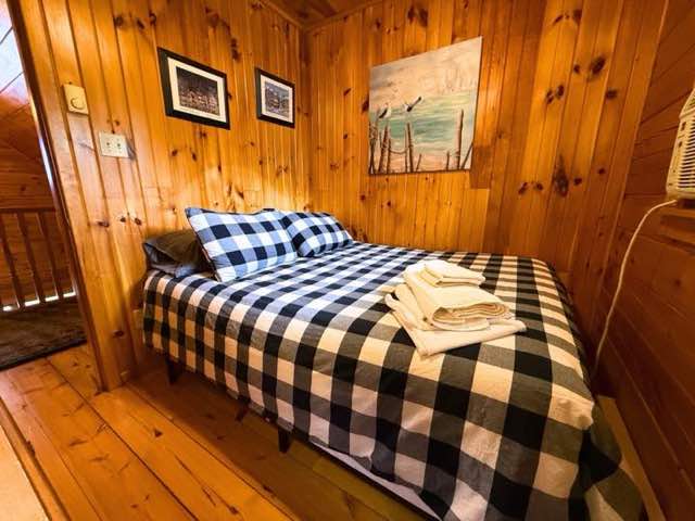 bed red towels 2