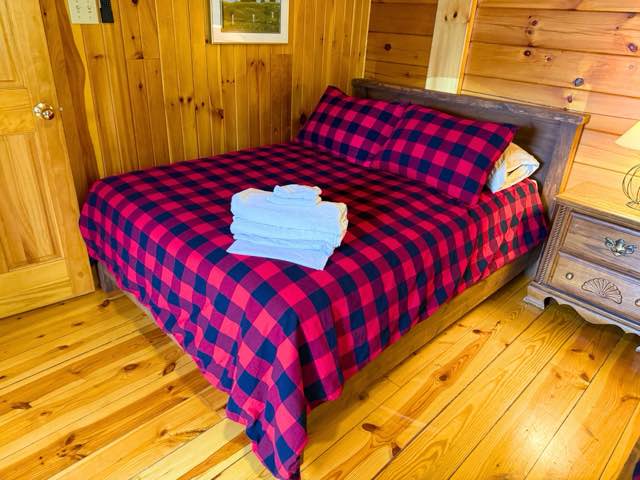 Upper middle bedroom with queen bed